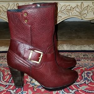 NWOT Clark Indigo burgandy short boots.